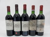 six bouteilles de vin sont alignées sur une surface blanche