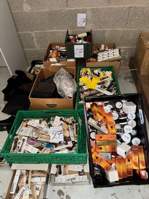 de nombreuses boîtes de nourriture posées sur le sol les unes à côté des autres