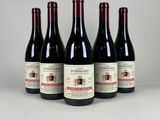 quatre bouteilles de vin sont alignées sur une table