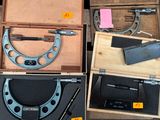 quatre types de jauges différents dans une boîte en bois