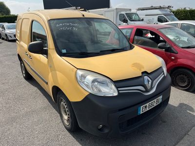 une camionnette jaune et noire garée sur un parking à côté d'autres voitures