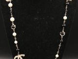 un collier de perles et un lustre sur un mannequin