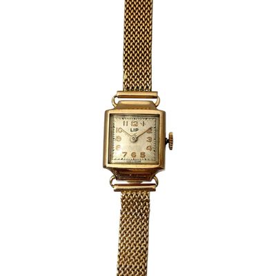 une image d'un gros plan d'une montre-bracelet sur un fond blanc