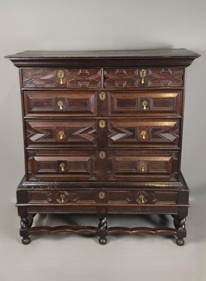 Cabinet en chêne mouluré, ouvrant à six tiroirs ornés de mou…