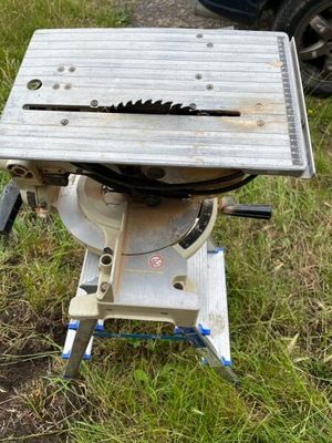 a table saw sitting on the ground in the grass