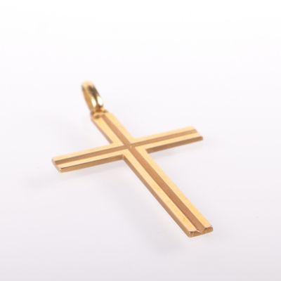 gros plan d'une croix en or sur fond blanc