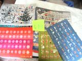 une pile de cartes de Noël posée sur une table, avec une étiquette de prix