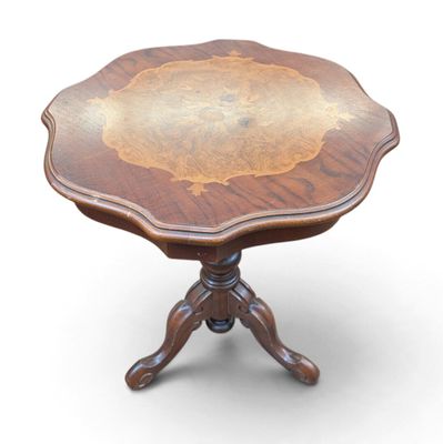une image représentant une table en bois avec un plateau en bois sur fond blanc