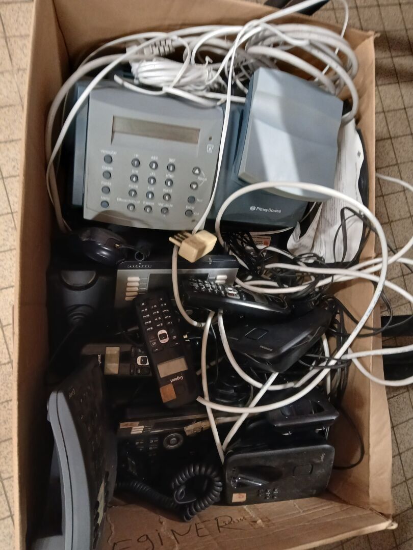 VENTE VOLONTAIRE Un ensemble de téléphones ou en poste ALCAT…
