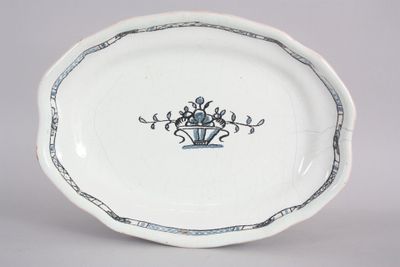 une assiette blanche ornée d'un motif bleu et blanc