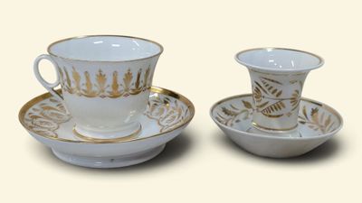 deux tasses et soucoupes posées sur une soucoupe