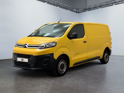 Une camionnette jaune est garée dans une grande pièce.