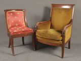 paire de chaises anciennes avec des coussins rembourrés et des pieds en bois