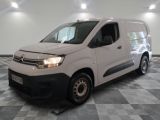la camionnette blanche est garée sur le sol en damier d'une pièce
