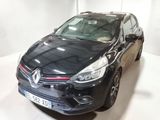 La voiture noire est garée dans une pièce blanche au sol blanc.
