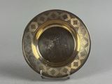 une image représentant une assiette en argent ornée d'un motif