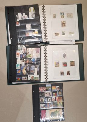 de nombreux types de timbres différents sur les pages d'un classeur