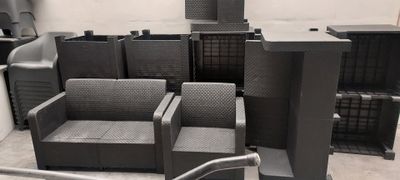 beaucoup de chaises et une table dans une pièce