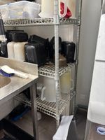 Etagère fil chromé et contenu (photo 2)