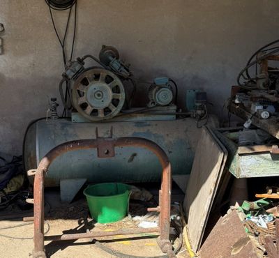 une petite table sur laquelle se trouve un seau vert, dans un garage