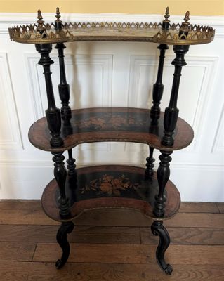 une image représentant une table à trois étages surmontée d'un plateau décoratif