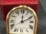 une petite boîte rouge contenant une horloge