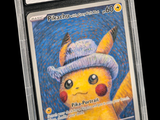 une carte Pokémon représentant un Pikachu coiffé d'un chapeau