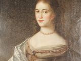 portrait d'une dame vêtue d'une robe argentée et d'un châle blanc