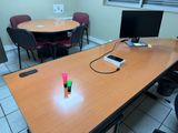 une table sur laquelle se trouve un téléphone portable
