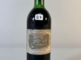 une bouteille de vin posée sur une table