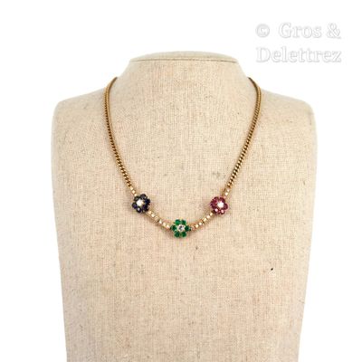 gros plan d'un collier sur un mannequin mannequin mannequin mannequin mannequin mannequin mannequin mannequin mannequin