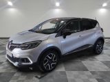 Le nouveau SUV Renault C-HR est garé dans un showroom.