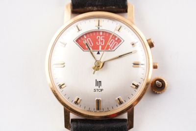 gros plan d'une montre-bracelet sur une surface blanche