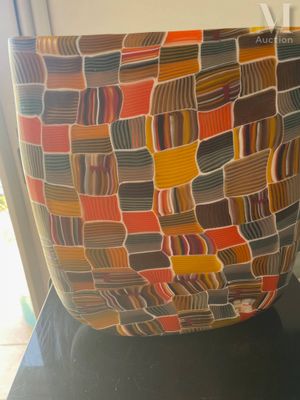 un vase posé sur une table noire