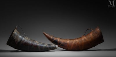 deux morceaux de bois sont posés l'un à côté de l'autre sur une table