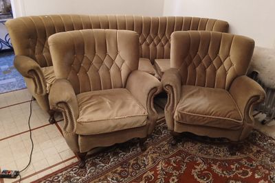 deux chaises placées l'une à côté de l'autre dans une pièce