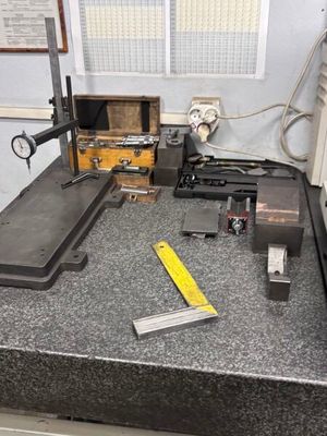 une machine posée sur un comptoir dans une pièce