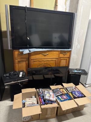un téléviseur posé sur une table