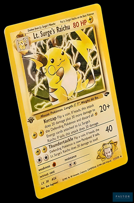 une carte Pokémon jaune sur laquelle figure l'image d'un Pikachu