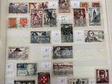 une photo d'une photo d'un mur avec des timbres dessus