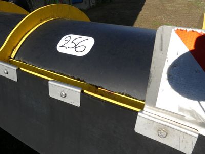 une boîte aux lettres avec un autocollant sur le côté