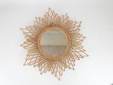 un miroir en forme de rayons de soleil sur un mur blanc