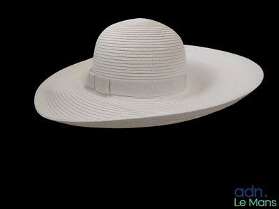 un chapeau blanc sur fond noir