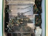 une boîte remplie de petits soldats et d'autres objets