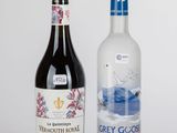 deux bouteilles de vin sont posées l'une à côté de l'autre sur une table