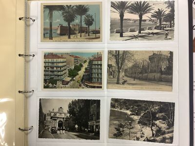des photos d'un ensemble de bâtiments sur les pages d'un livre