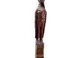 sculpture en bois représentant un oiseau sur un socle, sur fond blanc