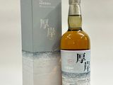 une bouteille de whisky posée à côté d'une boîte