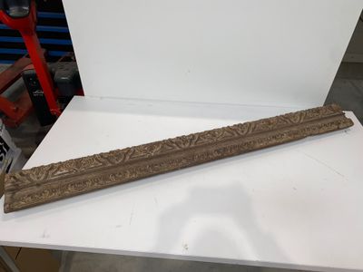 un gros plan sur un morceau de bois posé sur une table