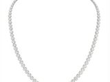 un collier de diamants sur fond blanc